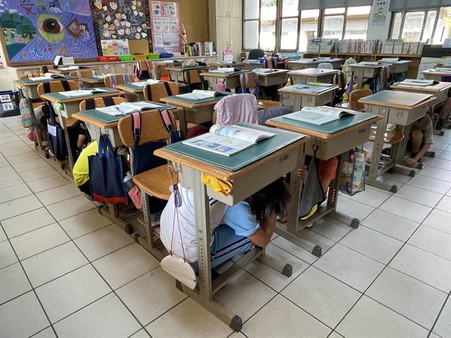 921国家防灾日，金门各校配合实施地震避难演练，学生迅速以抗震保命三步骤­「趴下、掩护、稳住」进行就地避难掩护(图金门县教育处提供)