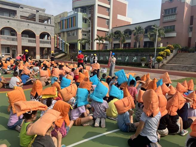 学校以广播提醒师生进行疏散，学生们遵守「不推、不跑、不语」原则，在老师的协助下，迅速从教室疏散至空旷的集合地点(图由金门县教育处提供)