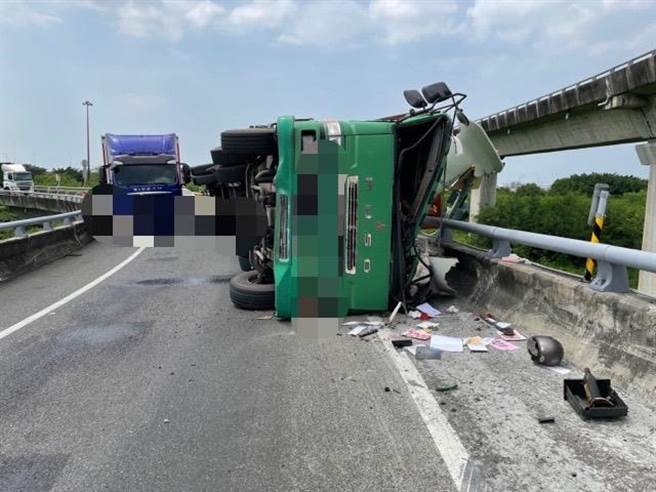 聯結車行經國道1號314.2公里台南系統北往西匝道時，疑因未依規定減速側翻撞向護欄。（民眾提供／李俊淇台南傳真）
