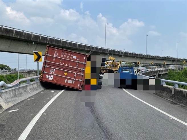 蔡姓駕駛僅手部及臉受輕傷，自行步上救護車送醫。（民眾提供／李俊淇台南傳真）