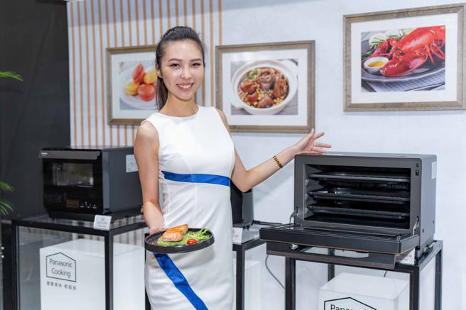 Panasonic蒸烘烤微波炉再革新，自动料理食谱多达396道，并搭载64眼红外线侦测温度。（吴松翰摄）