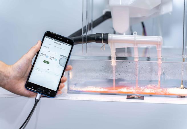 透过Home IoT串联，外出时能透过手机遥控洗衣，让家事更便利。（吴松翰摄）