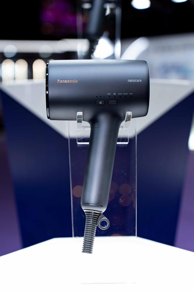 Panasonic极润奈米水离子吹风机，水分可提升20％，滋润头皮。（吴松翰摄）