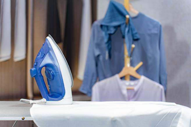 Panasonic蒸气电熨斗新品，强力喷射蒸气迅速抚平皱褶。（吴松翰摄）