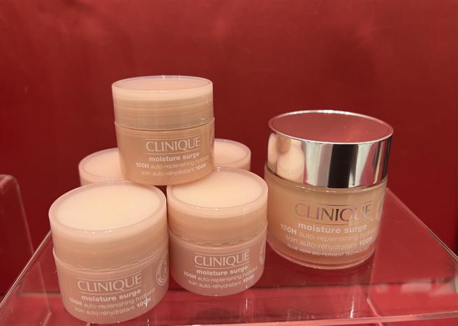 新光三越南西店倩碧水磁场大排长龙组，特价1970元，价值5100元（3.8折）。（吴奕萱摄）