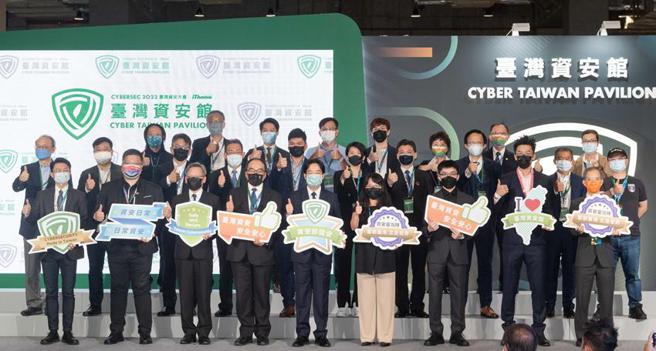 （副总统赖清德期勉臺湾资安业者，齐心协力面对各式资安挑战。图第三排右二为中华电信企业客户分公司总经理吴丽秀，第三排右一为中华资安国际董事长陈明仕。图／中华电信提供）