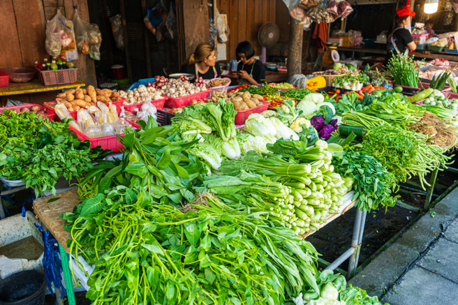 网友好奇发问，想知道究竟是传统市场还是大卖场的菜价比较便宜。（示意图／shutterstock）
