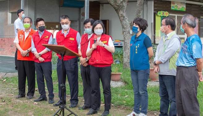 视察花东灾情 蔡英文指示从六大面向加速復原。(取自蔡英文脸书)
