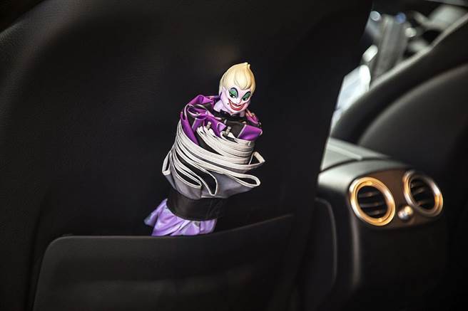 晴雨两用的【今天阳光好伞】，除了一键秒收的自动反向伞设计之外，抗UV大伞面搭配立体乌苏拉超吸睛。（屈臣氏提供）