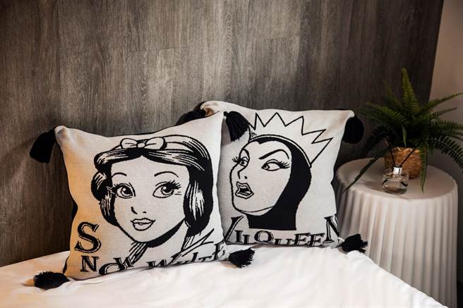 【宅家好抱枕】黑白双面设计、针织面料加上缇花流苏设计，一次拥有白雪公主与坏皇后两款，两入组CP值超高。（屈臣氏提供）