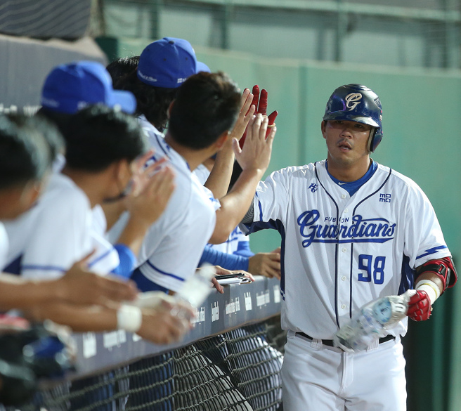 富邦悍将高国麟敲出左外野超大号阳春炮。（陈怡诚摄）