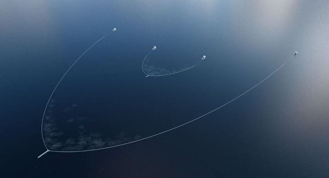 海洋清理基金会发明的垃圾捕集器，U型线长达2500公尺。(图/The Ocean Cleanup)