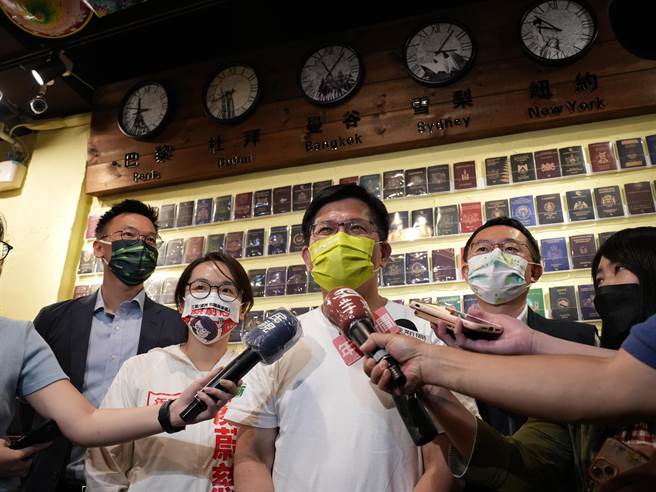 民进党新北市长参选人林佳龙再酸侯友宜不愿面对真相，遇到质疑都只会像念经般说「好好做事」「市政优先」，更要他效法圣严法师的精神，要学会「面对它、接受它、处理它、放下它」，才能解决问题。(黄敬文摄)