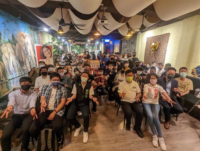 民进党新北市长候选人林佳龙今(21)日晚间出席「三重青年座谈会」。(黄敬文摄)