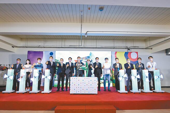 公共艺术暨企业进驻仪式贵宾合影留念-凯锐光电董事长林传凯（左四起）、加工出口区管理处高雄分处分处长吴大川、高市府经发局局长廖泰翔、高市府副市长罗达生、加工出口区管理处处长杨伯耕、副处长刘继传、京石文化设计艺术家胡栋民等。图／黄全兴