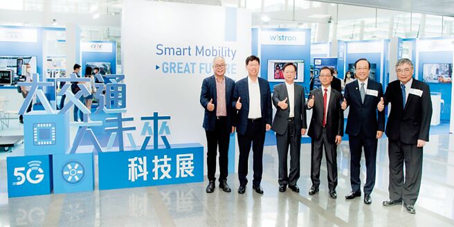 交大帮重量级校友齐聚于「大交通、大未来」科技展，台湾车联网产业协会理事长吴盟分（左起）、鸿海科技集团董事长刘扬伟、公信电子董事长宣明智、普诚科技董事长姜长安、联杰国际董事长郝挺、凌阳科技董事长黄洲杰。图／交通大学校友总会提供