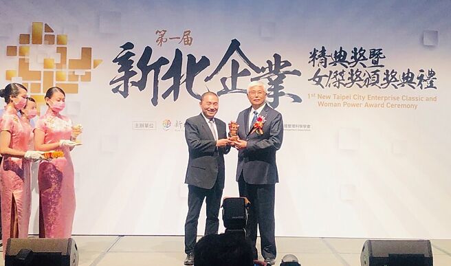 元诚卷门获第一届新北企业精典奖「潜力企业」殊荣，董事长锺茂渊（右）代表领奖。图／林宜蓁