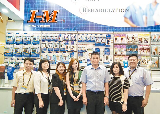 爱民卫材总经理赖志佳（右三）表示，爱民卫材拥有自有品牌I-M，以及致力于产品研发创新的优势，其多元化的各国产品规格及多项专利认证，皆呈现出前瞻性的展新风貌。图／李水莲