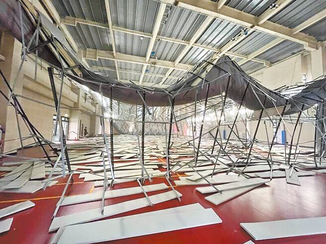 桃园八德国民运动中心多功能球场天花板，仅因三级地震就崩塌压伤运动民眾，桃园地检署已主动分案，将依法侦办。（中新社）