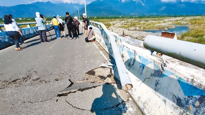 国民党立委李贵敏批评，中央灾害应变会议不理花东，过去开防疫会议也独漏双北，绿营心中只有选举没有人民。图为台东鹿野乡宝华桥错位，因有安全疑虑，暂时封桥警戒。（中央社）