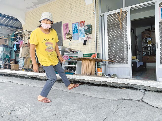 地震强袭花东，住在花莲县玉里镇松浦里的张秀英阿嬷描述地震当下，房子被震到歪斜、屋内地板隆起，吓到不敢回家睡觉。（王志伟摄）