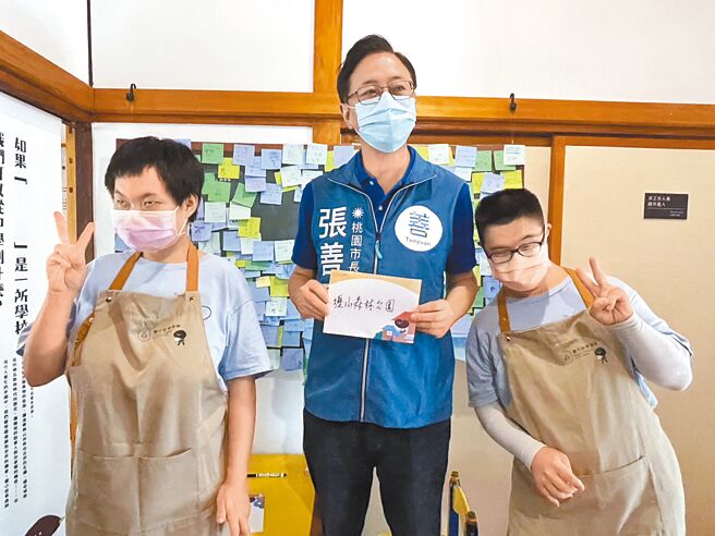 国民党桃园市长参选人张善政（中）表示，将在21日开记者会说明农委会研究案。图为张善政关怀弱势团体。（吕筱蝉摄）