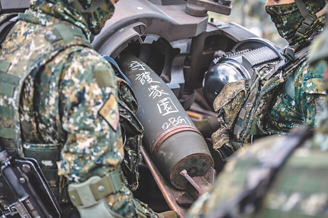 中共對台軍演期間，國軍在屏東實施重砲射擊訓練，官兵在彈體寫下「守護家園」，表達捍衛國家的決心。（軍聞社）