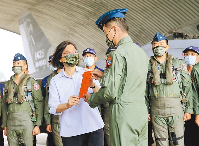 蔡英文总统（前排左）上月30日赴澎湖勖勉驻防的「空军天驹部队」，但因搭行政专机又跑辅选行程，引发争议。（本报资料照片）