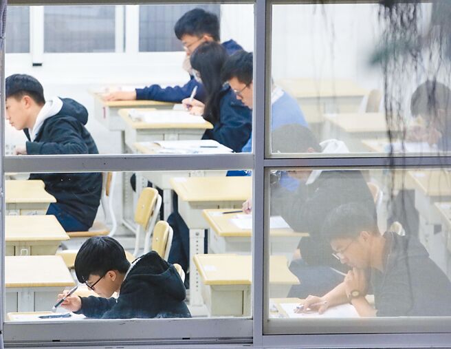 大考中心13日公告调整112学年学测英文科「篇章结构」题型，这改变引起老师错愕、家长抗议及立委痛骂。（本报资料照片）