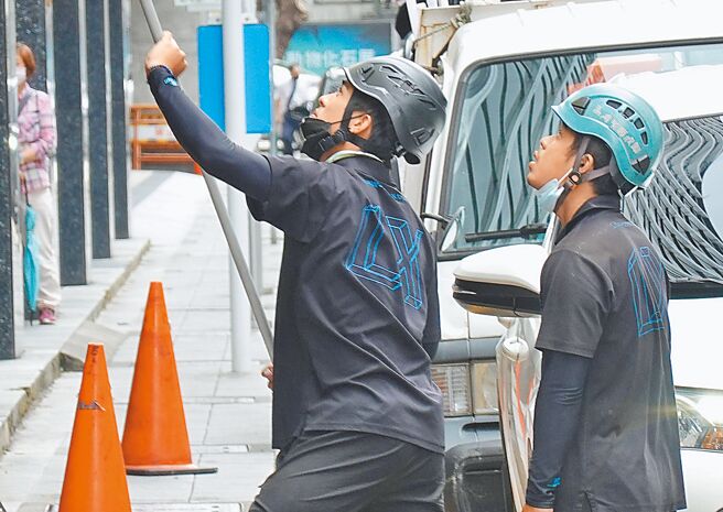 基本工资调整，社会保险自付额也调高。（姚志平摄）