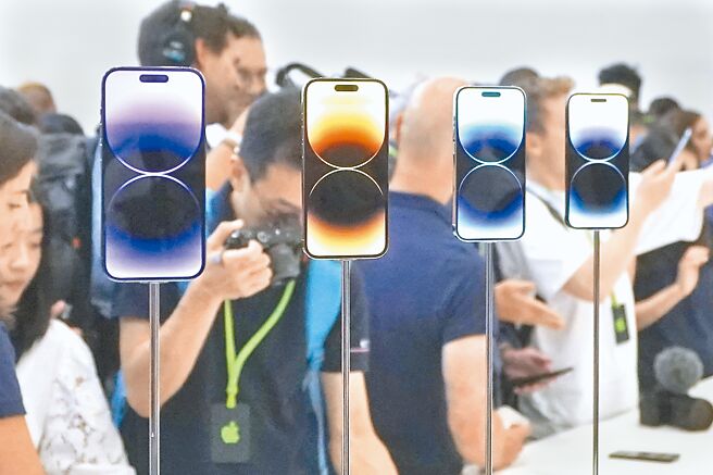 苹果新机效应，经济部公布8月外销订单优于预期年增2％。图为苹果在美国的iPhone新机活动。（美联社）