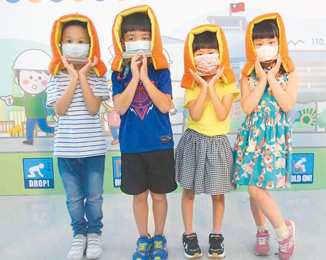 新北市每年编列预算发放「防灾头套」给国小新生，台北市议员汪志冰发现，北市仅在2018年试办发放防灾头套给学生就没下文，仅向学生宣导拿书本、书包取代头套护头，她痛批时空背景宛如还在国共时期。（本报资料照片）