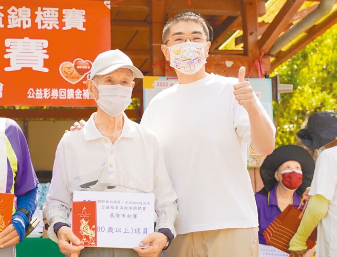 国民党基隆市长参选人谢国梁（前右）20日发布乐龄友善政见，希望让基隆成为对长者更友善、更便利的友善城市。（谢国梁办公室提供／张志康基隆传真）