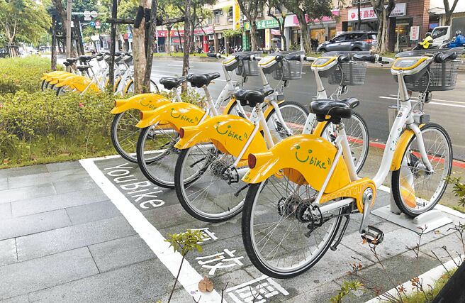 台北市年底有1.3万多辆YouBike1.0将退场，议员锺佩玲忧心没看到市府详细规画，恐怕会重演oBike之乱。图为YouBike2.0站点。（张芷瑜摄）