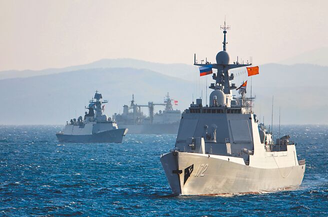 美軍第七艦隊司令湯瑪斯接受《華爾街日報》專訪時坦言，中國海軍規模龐大，已具備封鎖台灣的能力。圖為中俄軍艦去年在彼得大帝灣聯合軍演。（新華社）
