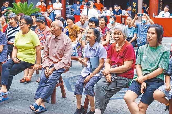 大陆国家卫健委20日就中共十八大以来高龄工作进展与成效举行新闻发布会。老龄司司长王海东指出，预计到2035年左右，全大陆60岁以上老年人口将突破4亿，占比将超过30％。图为杭州长者观赏戏曲表演。（新华社）