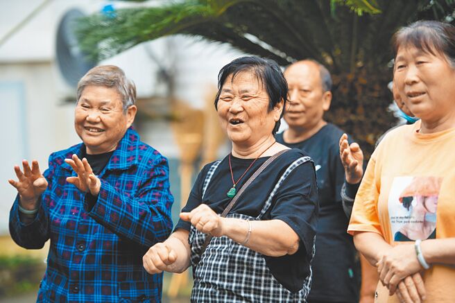 中國社科院國家高端智庫首席專家與經濟學家蔡昉撰文指出，高齡化社會加劇也影響社會結構的流動性。圖為湖南農村老人聚會運動。（新華社）