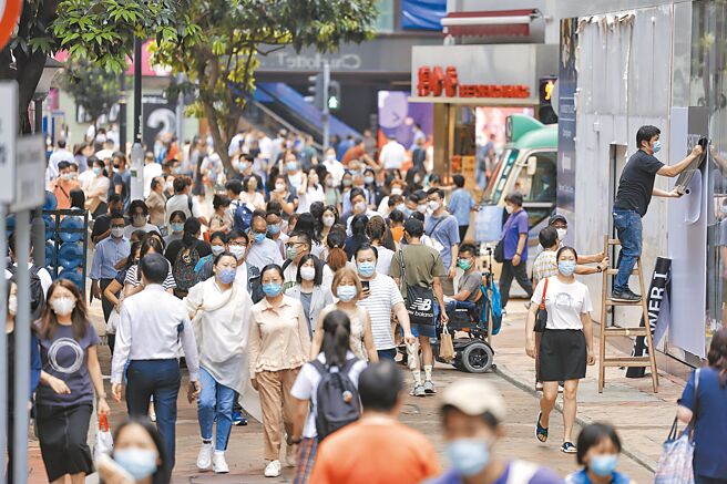 中共中央宣传部昨天（20日）举行新闻发布会，向外界介绍中共党的十八大以来「一国两制」在港澳的实践。图为香港街头。（中新社）