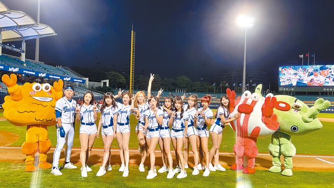 新北市府今年与富邦悍将合作，宣传万里蟹，万里蟹公仔与Fubon Angles合照。（吕健豪摄）