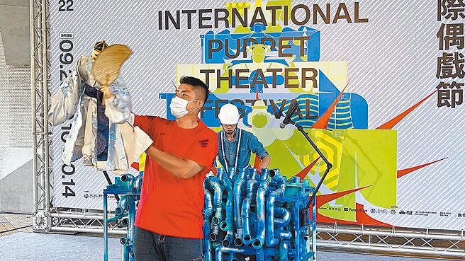 台中声五洲的操偶师王英峻20日在云林国际偶戏节记者会搭配水管阿民演出。（周丽兰摄）