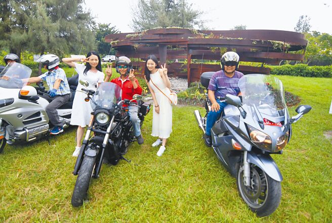 推广南迴艺术公路旅行，策展单位邀请重机骑士及台东女中美术班师生代言。（庄哲权摄）