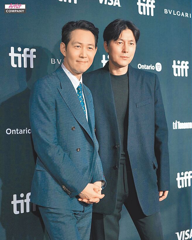 李政宰（左）月初赴美參加艾美獎之餘，也和鄭雨盛一起到多倫多影展宣傳新片。（摘自IG）