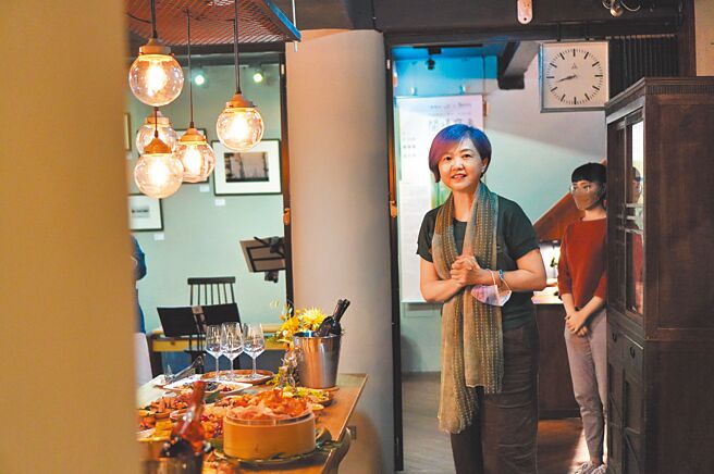 比漾广场副总普美玉介绍「四般閒事在台南」活动。（比漾广场提供）