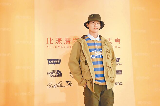 伊林模特儿林翊群身穿Jeep吉普车品牌服装，该牌以美式休閒服饰着名。（比漾广场提供）