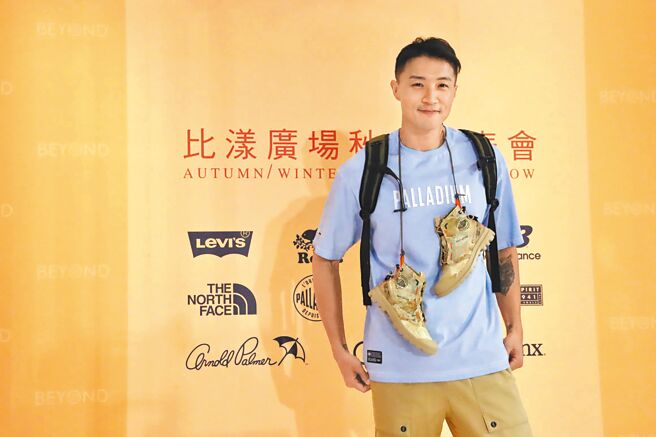 伊林模特儿邱求新身上挂着Palladium军靴，是2022早秋商品以全新TROOP RUNNER军种潮鞋为代表。（比漾广场提供）