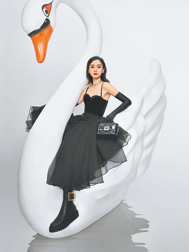 Angelababy官宣照多选用Go-Thick系列单品，具有庞克中性风格的长靴也是近期柜上询问度很高的商品之一，Viv’ Go-Thick黑色小羊皮淡金扣过膝长靴，9万9600元。（摘自Roger Vivier微博）