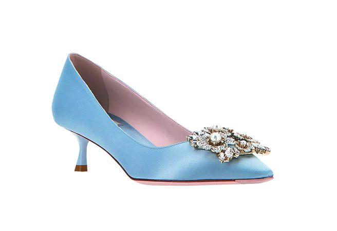 RV Bouquet Pearl 45冰川蓝缎面珍珠钻扣高跟鞋，7万2200元。（Roger Vivier提供）
