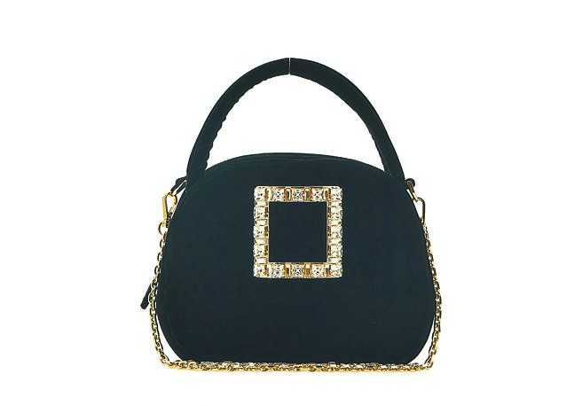 RV Viv’Ladybug黑色丝绒钻扣女包，6万2000元。（Roger Vivier提供）