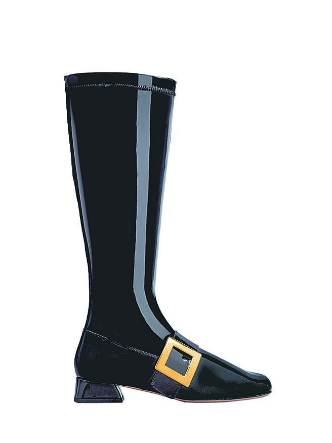RV Tres Vivier黑色漆亮皮金扣长靴5万元。（Roger Vivier提供）