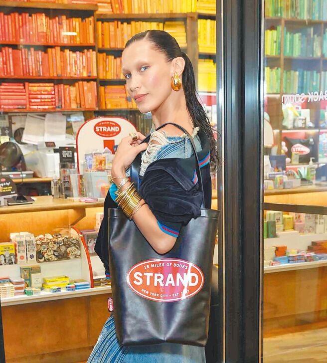 超模贝拉哈蒂德出席BV创意总监Matthieu Blazy于The Strand二楼举办的私人晚宴，也不忘为品牌新推出的限量包款制造流量。（CFP）